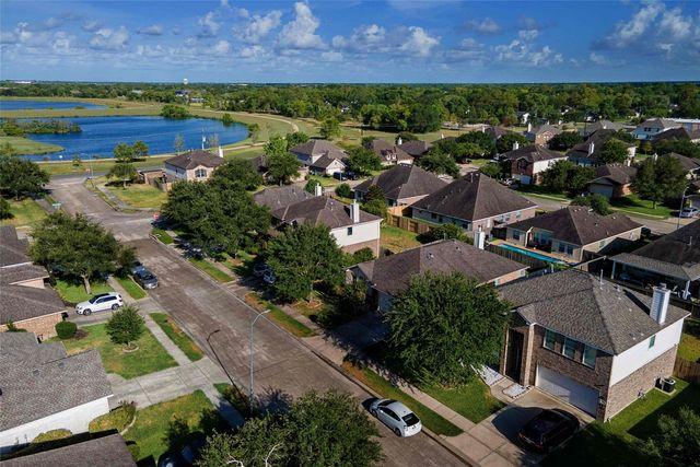 Pearland tree-lined street — Houston TX